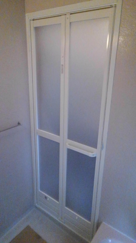 桶川市　浴室ドアの取り替え（サニセーフⅡ 折戸）