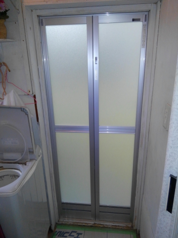 【北本店】　北本市　浴室ドアを折れ戸に取り替え