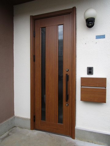 鴻巣市　玄関ドアの取り替え（ドアリモ 玄関ドア）、ポストの取り付け