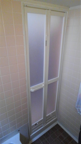 【北本店】　北本市Ｋ様邸　浴室ドアを折戸に取り替え