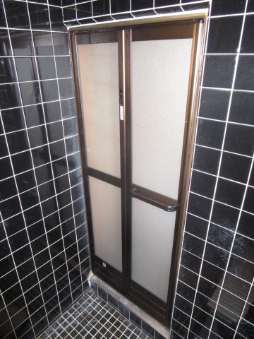 【北本店】　桶川市　浴室折戸の取り替え