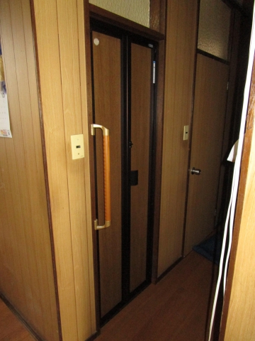 【北本店】　熊谷市　トイレのドアを折戸に取り替え